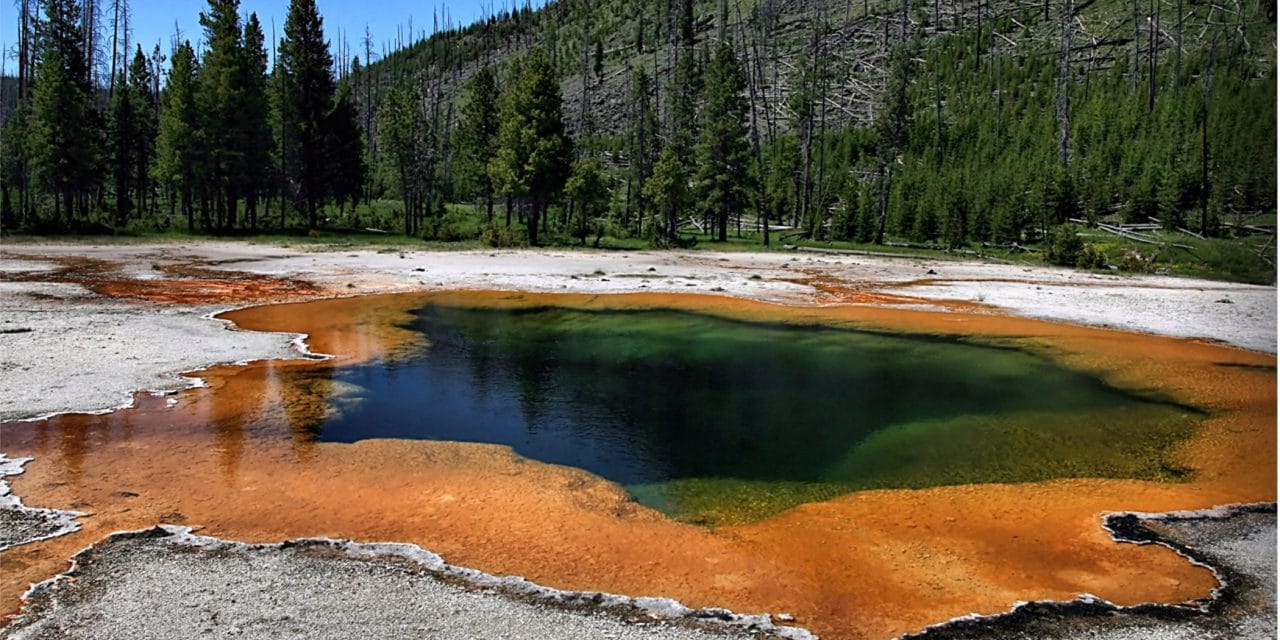Emerald_pool_in_yellowstone_2